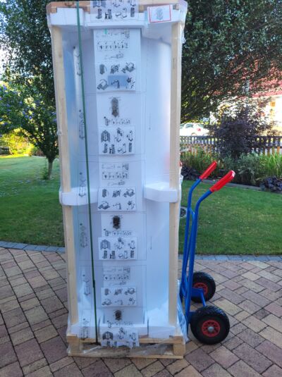 Die neue Pumpe steht schon bereit. Austausch einer Brauchwasserwärmepumpe in Waltershausen, Thüringen